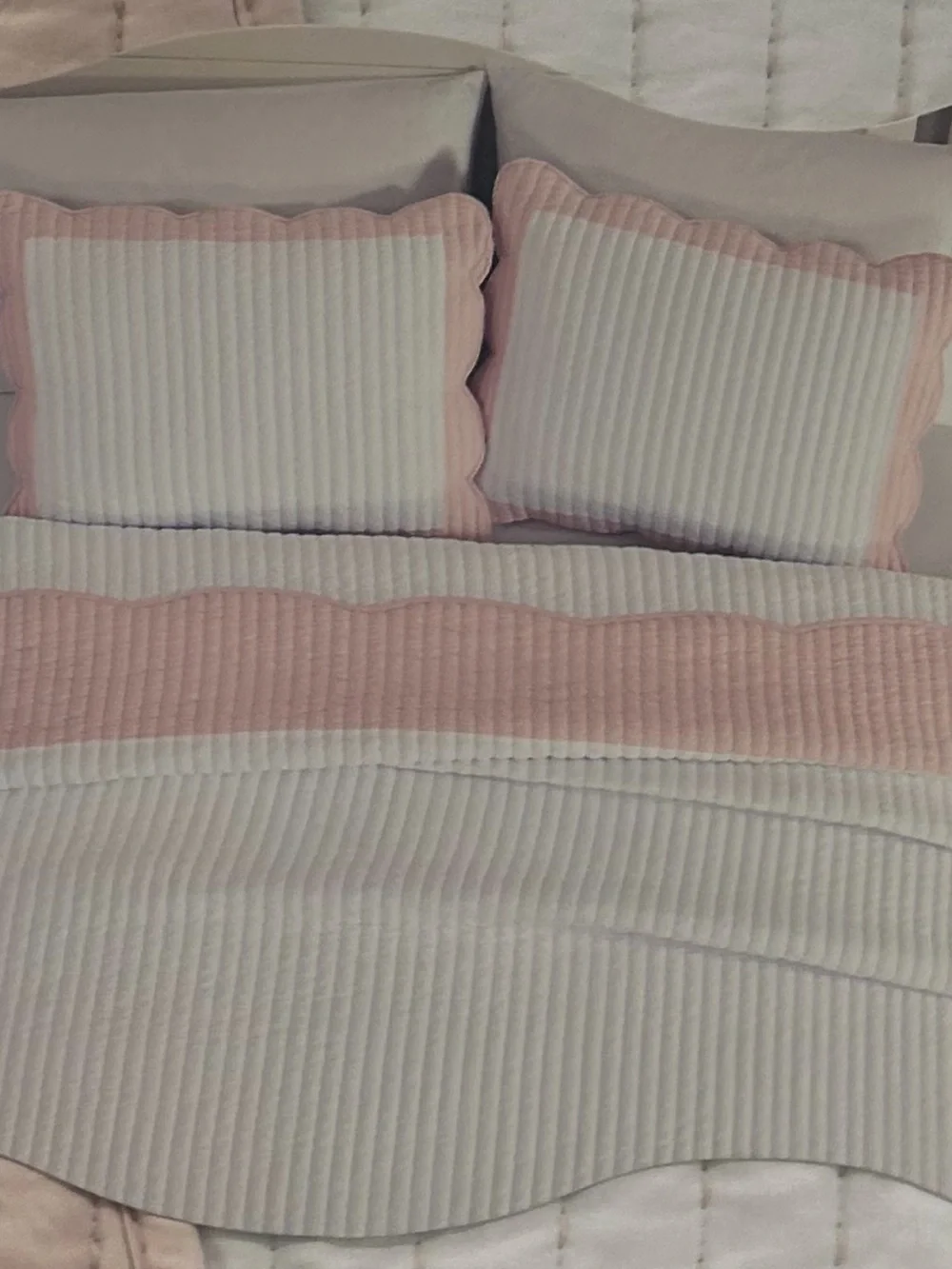 Classic Charm Pink and White King Scalloped Edge Quilt Set